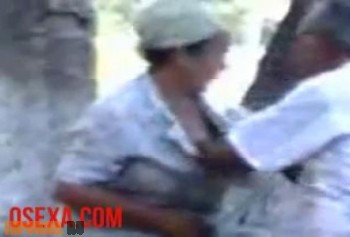 Узбек старик со старухой ласкаются на публике