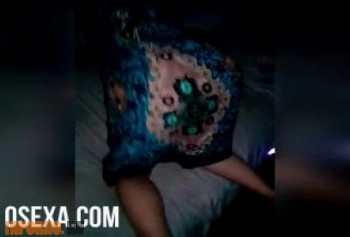 Узбек поднял подол халата жены и показал ее пизду